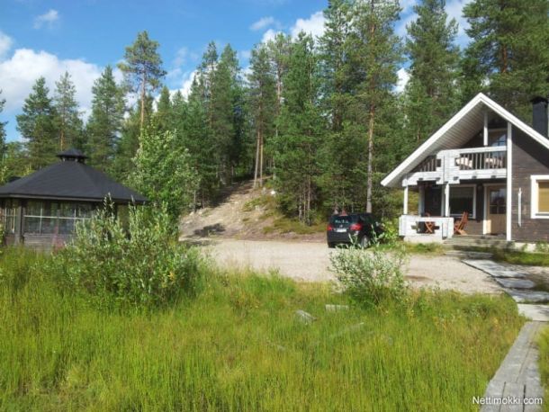 Pikku Kärris kesällä ulkoa
